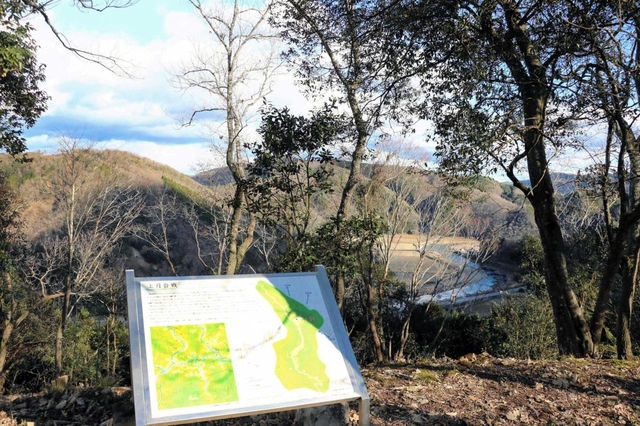 木々の伐採を終え、見晴らしが良くなった上月城の本丸跡からの眺め＝佐用町寄延