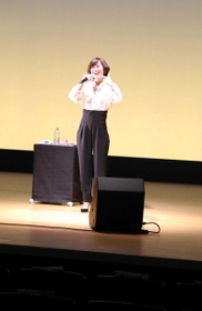 歌を披露する玉城ちはるさん＝相生市文化会館なぎさホール