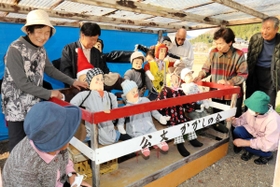 地域の高齢者らが作り替えたかかし。農村ににぎわいを添える＝宍粟市一宮町公文