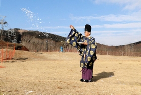 ゲレンデを清める宮司＝神河町上小田