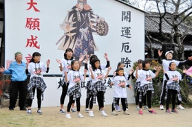 赤穂義士をテーマにした踊りを披露する子どもと平田孝光さん（左）＝赤穂大石神社