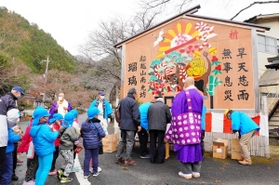 瑠璃寺前に登場した巨大絵馬。マスクを着けた牛が描かれている＝佐用町船越