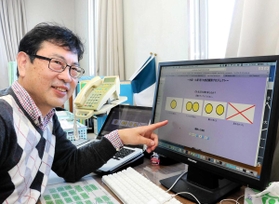 「惑星で星空視力大実験！！」のウェブサイトをＰＲする鳴沢真也さん＝県立大西はりま天文台