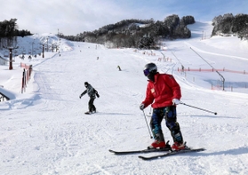 純白のゲレンデを思い思いに滑走するスキーヤーら＝ちくさ高原スキー場