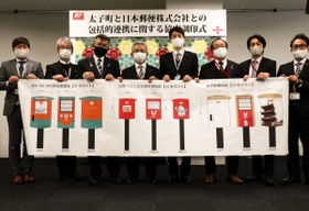 郵便ポストのラッピングデザインを発表。ＪＲ網干総合車両所近くでは、かつての快速電車の色調を採用した＝太子町役場