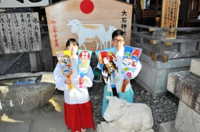 初詣の記念撮影用に作られた羽子板＝赤穂大石神社