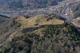 小型無人機から見下ろした利神城跡。空からのレーザー測量が山城研究を推し進めている＝佐用町平福（撮影・辰巳直之）