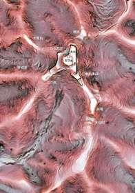 利神城跡の赤色立体地図。色が濃い部分は傾斜が激しい。白っぽい地点は山を造成した平坦地（佐用町教育委員会提供）