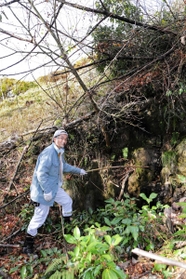 レーザー測量で見つかった利神城の井戸跡。今も岩から水がしたたる＝佐用町平福（撮影・山崎　竜）