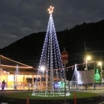 クリスマスらしい電飾が駅をにぎやかに彩っている＝佐用町三日月