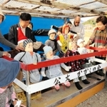 地域の高齢者らが作り替えたかかし。農村ににぎわいを添える＝宍粟市一宮町公文