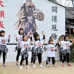 赤穂義士をテーマにした踊りを披露する子どもと平田孝光さん（左）＝赤穂大石神社