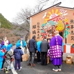 瑠璃寺前に登場した巨大絵馬。マスクを着けた牛が描かれている＝佐用町船越