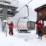 降り続く雪の中、リフト周辺を除雪するスタッフら＝ばんしゅう戸倉スキー場