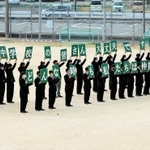 市川中学校の校舎に向かってプラカードでメッセージを送る市川高校の生徒たち＝市川町甘地（提供写真）