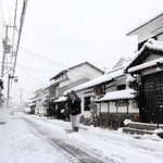 古い町家が並ぶ一帯も白く染まり、住民らが雪かき作業に追われた＝佐用町平福