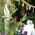 住民有志で奉納した門松＝伊和神社