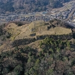小型無人機から見下ろした利神城跡。空からのレーザー測量が山城研究を推し進めている＝佐用町平福（撮影・辰巳直之）