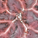 利神城跡の赤色立体地図。色が濃い部分は傾斜が激しい。白っぽい地点は山を造成した平坦地（佐用町教育委員会提供）