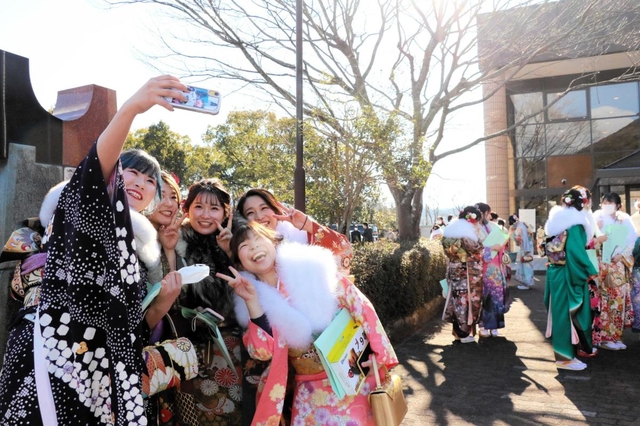 記念撮影する新成人ら。対面での再会に大喜び＝山崎文化会館