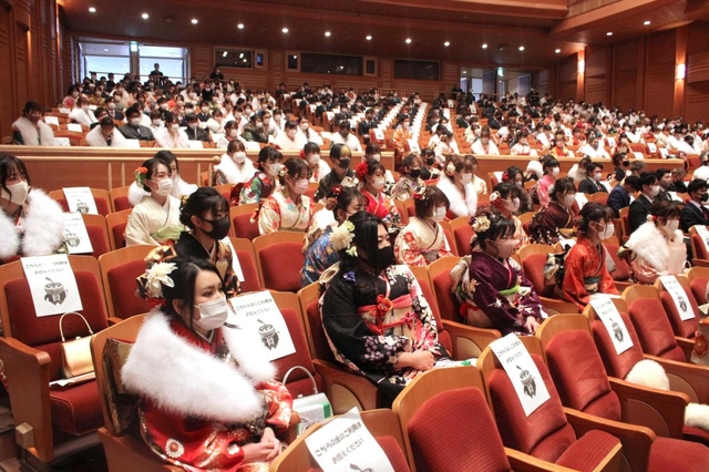 マスク姿で参列した新成人＝赤穂市文化会館