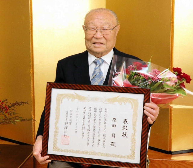 平福地域の発展に貢献したとして、近畿運輸局の局長表彰を受けた原田昇さん＝佐用町平福、河内屋