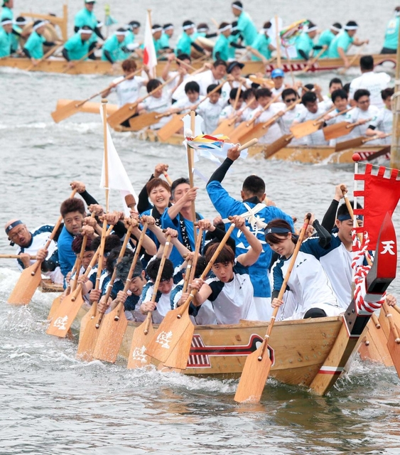 ペーロンを漕いでタイムを競う相生ペーロン祭＝２０１９年５月、相生市の相生湾