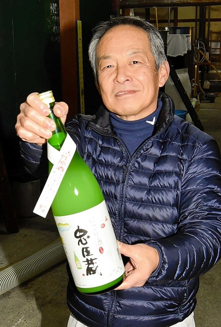 にごり酒「忠臣蔵」を手にする奥藤利文社長＝赤穂市坂越