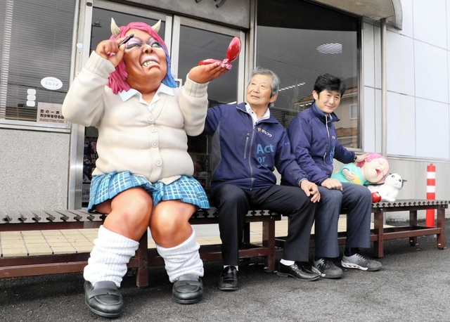 マルフクが制作費を出して完成した山うば（左）と座敷わらしの妖怪ベンチ＝福崎町福崎新