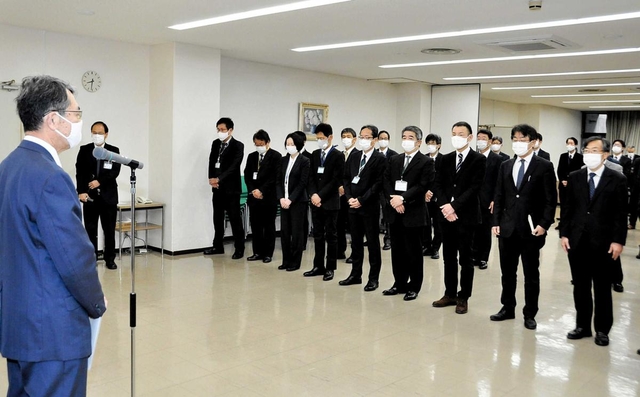 牟礼正稔市長（左）の訓示を聞く部課長級職員＝赤穂市役所