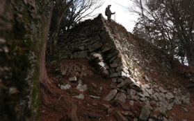 長水城の主郭跡。現存する石垣は江戸期に築かれたとみられる＝宍粟市山崎町五十波（撮影・小林良多）