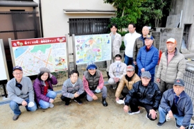 尾崎の日本遺産マップなどを設置した住民ら＝赤穂市尾崎