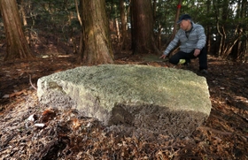 中世城山城跡に残る礎石。四方に配置され、山岳寺院の名残とみられる＝たつの市新宮町（撮影・小林良多）