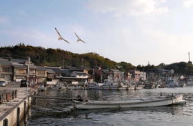 室山城の本丸跡（中央の山上）を湾の対岸から望む＝たつの市御津町室津（撮影・小林良多）