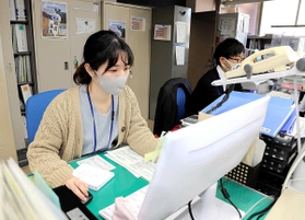 パソコンのモニターで市長の訓示を確認する職員＝相生市役所
