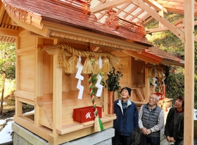 １３１年ぶりに建て替えられた２棟のほこら＝迩志神社