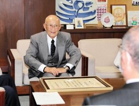 文部科学大臣表彰を上郡町長に報告する西村正規さん＝同町役場