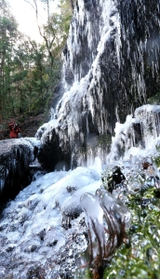 一部が凍結を始めた飛龍の滝＝佐用町櫛田