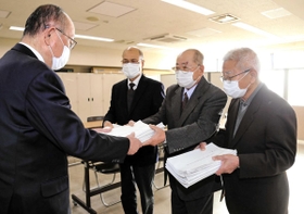 住民投票条例制定を求め、遠山寛・上郡町長（左端）に署名簿を手渡す上郡産廃問題対策協議会の塚本義勝会長（右から２人目）＝上郡町役場