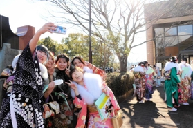 記念撮影する新成人ら。対面での再会に大喜び＝山崎文化会館