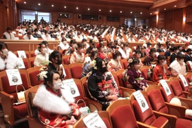 マスク姿で参列した新成人＝赤穂市文化会館