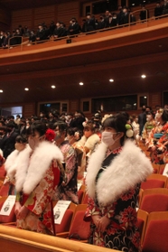 マスク姿で参列した新成人＝赤穂市文化会館