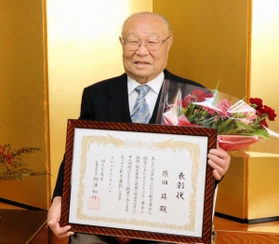 平福地域の発展に貢献したとして、近畿運輸局の局長表彰を受けた原田昇さん＝佐用町平福、河内屋