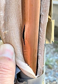 凍結して破裂した給湯器の配管＝たつの市龍野町（住民提供）