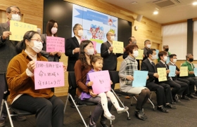 防災への思いを書いた紙を持って記念撮影する「たつの防災士の会」設立総会の参加者ら＝たつの市龍野町富永、たつの市役所