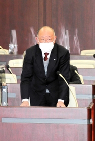 意見書を読み上げた上郡町の遠山寛町長＝上郡町議会