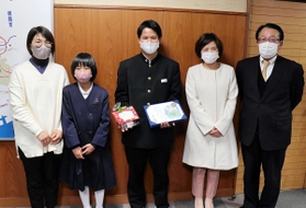 側溝に転落した小高仁子さん（左から２番目）を助けた三田響河さん（中央）＝たつの署