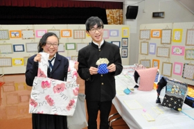 作品を持つ粟井裕子さん（左）と拓哉さん＝赤穂市民会館