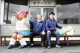 マルフクが制作費を出して完成した山うば（左）と座敷わらしの妖怪ベンチ＝福崎町福崎新