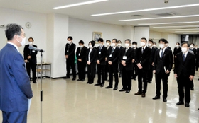 牟礼正稔市長（左）の訓示を聞く部課長級職員＝赤穂市役所